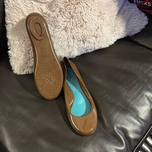 OKA b. Brown Flats Classic Comfort